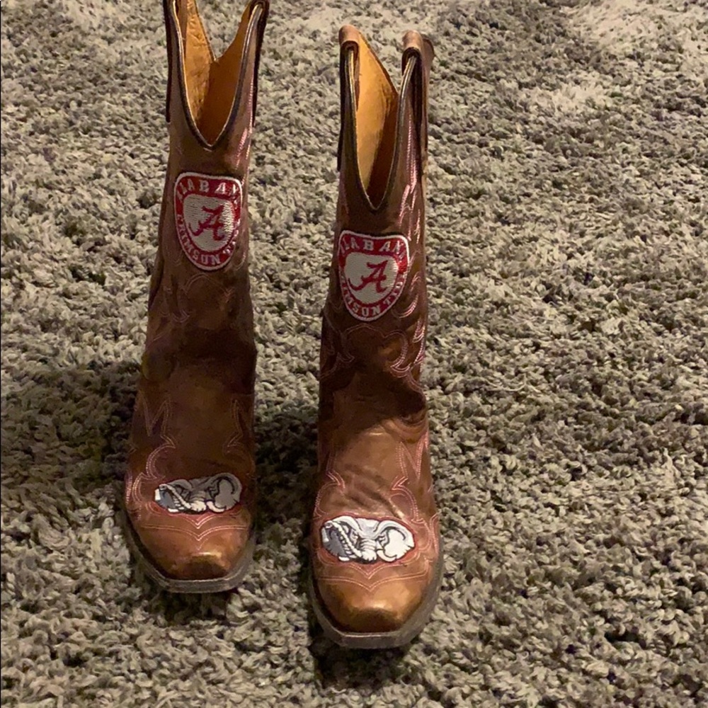 Game day boots size 7.5- but will fit an 8